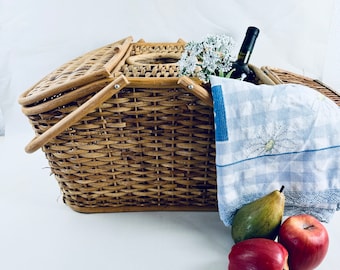 Vintage Wicker Picnic Basket - Rustic Charm for Outdoor Gatherings and Stylish Home Storage