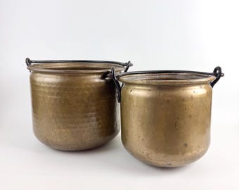 Baldes de caldeirão vintage em latão com alça de ferro – Vaso rústico europeu ou balde para lareira, vendidos individualmente ou em pares.