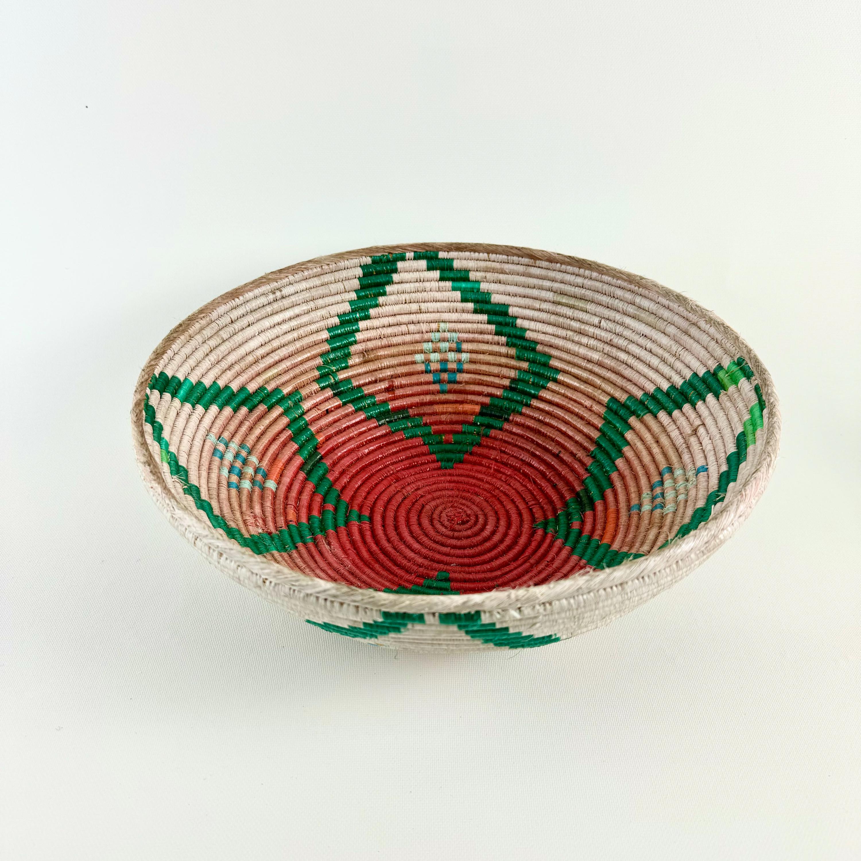 幾何学模様のヴィンテージ手編みバスケット - 天然繊維のボヘミアン風