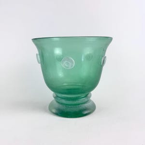 Handgeblazen groene kunstglazen vaas met pruimen | Vintage decor in Waldglas-stijl | Rustieke Midden-Europese glazen kom 18 x 19 cm
