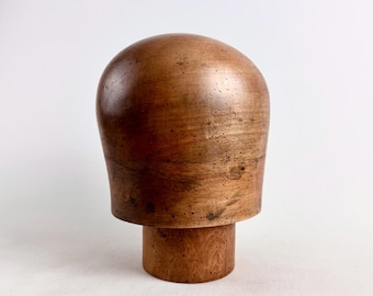 Forma de madeira vintage para chapéus, tamanho 54, com plugue para a coroa – Molde antigo para chapeleiro – Ferramenta de ateliê para decoração de sala de costura ou estúdio.