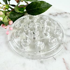 1950er Jahre Glasfrosch - Vintage Blumenarrangement, Mid-Century Blumenhalter, Pressglas-Frosch für Vase, Retro Home Decor
