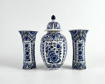 Conjunto de decoração vintage em azul Delft – Pote de cerâmica holandesa pintado à mão com tampa e vasos combinando – Decoração floral em azul e branco