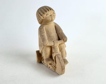 Vintage Marbell Stone Art kind op driewieler beeldje, Belgische zandsteensculptuur jaren 1970, modern interieur uit het midden van de eeuw