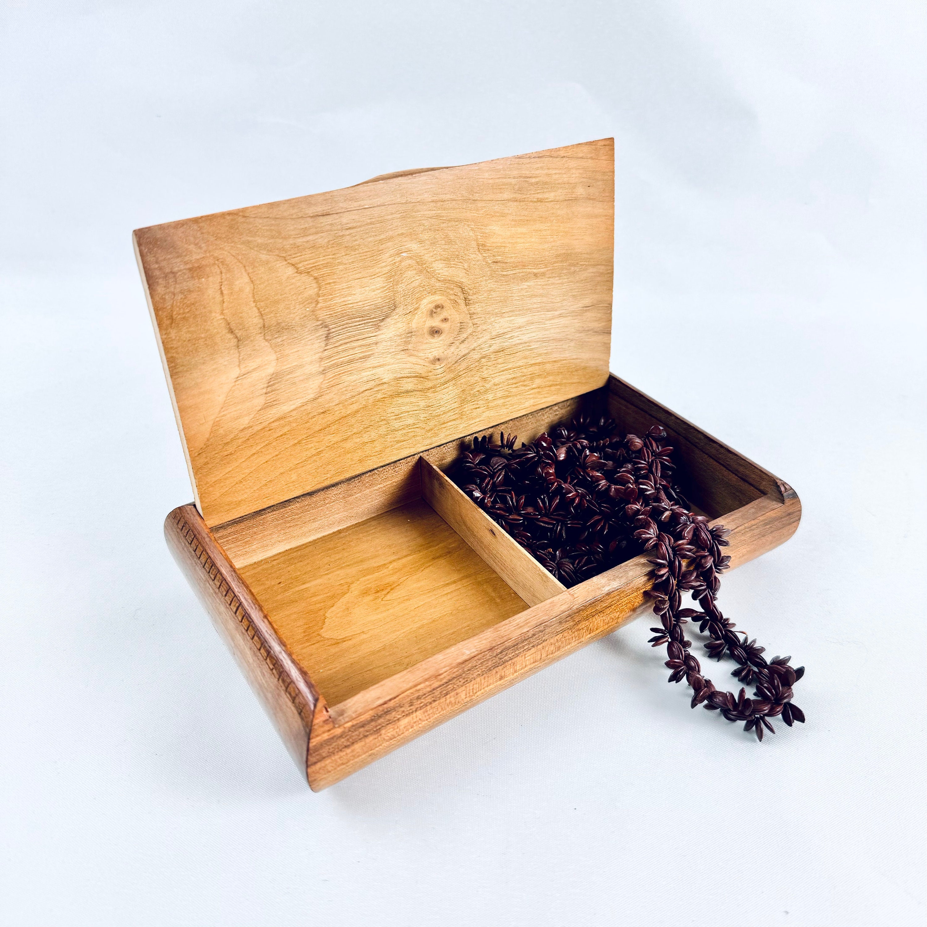 手彫りの木製ジュエリーボックス：幾何学模様の記念品収納