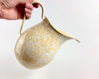 Jarra vintage de esmalte salpicado, creme e amarelo, estilo fazenda, decoração rústica para cozinha, jarra de água estilo casa de campo francesa.