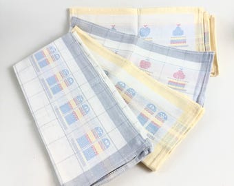 Conjunto de 4 panos de prato vintage em algodão tecido – têxteis de cozinha europeus em tons pastel, decoração para casa de meados do século XX.