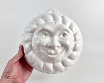 Vintage Sun Face Puddingform aus weißem Fayence, Französische Landhausküche Wanddekoration, Charmante Himmlische Backform