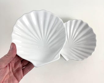 Set mit 2 Vintage-Weißen Keramikschalen-Tellern - Jakobsmuschelschalen für Küstendekor, zum Servieren von Fisch oder für Schminktisch-Schmuckstücke