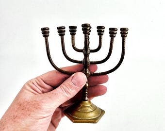 Candelabro antiguo de latón estilo menorá, pequeño portavelas de 8 brazos, decoración para el hogar inspirada en la judaica de mediados de siglo.