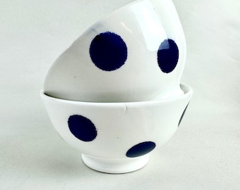 Cuencos italianos vintage de lunares de Ceramica Quadrifoglio. Juego de 2 cuencos de cerámica blanca con base. Decoración de cocina hecha en Italia.