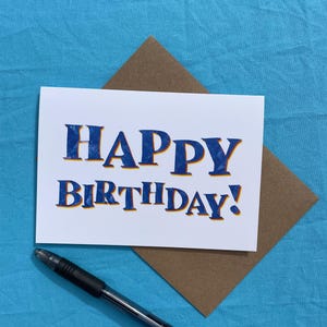 Heldere hand belettering blauwe en witte gelukkige verjaardagswenskaart