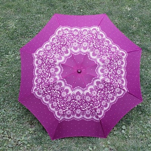 Vintage mechanische paraplu / retro roze dames nylon parasol jaren '80 / bloemmotief paraplu met plastic handvat / Sovjet-accessoires afbeelding 2