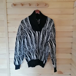 Suéter de invierno de lana cálido. Jersey de cuello alto en blanco y negro. Sudadera de punto a mano Retro Boho Ladies de los años 80. Jersey oversize de lana térmica
