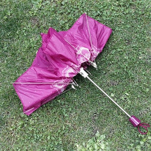 Vintage mechanische paraplu / retro roze dames nylon parasol jaren '80 / bloemmotief paraplu met plastic handvat / Sovjet-accessoires afbeelding 7