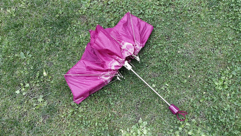 Vintage mechanische paraplu / retro roze dames nylon parasol jaren '80 / bloemmotief paraplu met plastic handvat / Sovjet-accessoires afbeelding 7