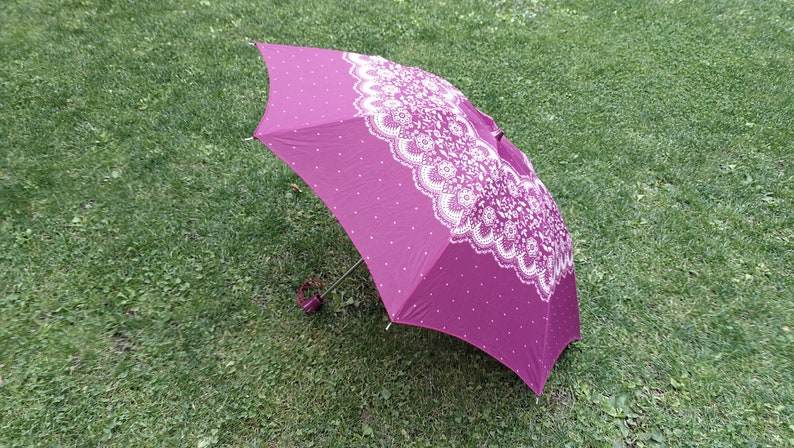 Vintage mechanische paraplu / retro roze dames nylon parasol jaren '80 / bloemmotief paraplu met plastic handvat / Sovjet-accessoires afbeelding 1