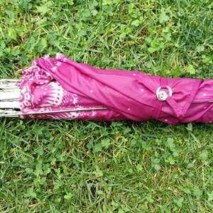 Parapluie mécanique vintage / Parasol en nylon rétro rose pour femmes des années 80 / Parapluie à motif floral avec poignée en plastique / Accessoires soviétiques image 5