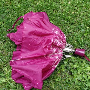 Parapluie mécanique vintage / Parasol en nylon rétro rose pour femmes des années 80 / Parapluie à motif floral avec poignée en plastique / Accessoires soviétiques image 4