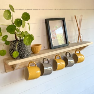 Estante rústico para tazas de cocina de madera recuperada