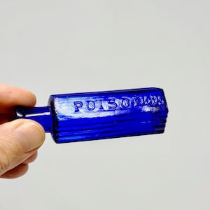 Vintage apoteksflaska, liten giftig flaska, sällsynt antik flaska 1895, antik blå glasgiftflaska, viktorianskt koboltblått glas,