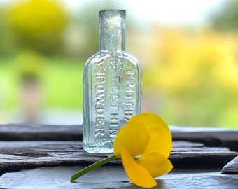 Petit biberon vintage pour les nourrissons qui font leurs dents, biberons anciens, cadeau dentiste. Bouteilles d'apothicaire anciennes, petite bouteille en verre, vase bourgeon, décoration