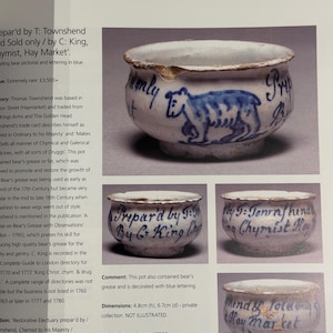 Może przedstawiać: Trzy antyczne ceramiczne doniczki z niebieskimi i białymi wzorami malowanymi. Doniczki są oznaczone "Prepar'd by T: Townshend & Sold only / by C: King, Chymist, Hay Market." Doniczki mają 4,8 cm wysokości i 6,7 cm średnicy.