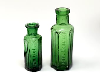 Vintage Flaschen, kleine Apothekenflaschen aus grünem Glas, antike Flaschen, Chemische Apothekengiftflaschen, Apothekenflaschen, Apothekerflaschen