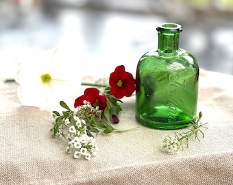 Antike Flaschen, viktorianische Gesichtscremeflasche, grüne Art-déco-Glasvase, prächtige Farben, Luftblasen, Vintage-Tinte, Vintage-Dekor, Knospenvase