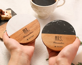 Mr & Mrs gravierte Untersetzer-Set mit Vornamen und Datum des Paares, individuelle Untersetzer mit Monogramm, personalisierte Marmor-Holz-Untersetzer, Valentinstagsgeschenk
