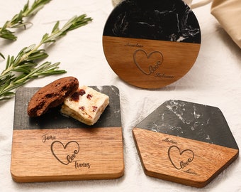 Liebes-Herz gravierte Untersetzer-Set mit Paar-Namen, kundenspezifische monogrammierte Untersetzer, personalisierte Marmor-Holz-Untersetzer, Geschenk zum Valentinstag