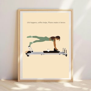 Het leven gebeurt, koffie helpt, pilates maakt het beter. Pilatesprint, hervormermeisje. Pilates kunst aan de muur. Pilates-cadeau. Hervormer afdrukken. Muurkunst
