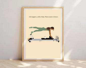Op de afbeelding: Een ingelijst print met een lichtgele achtergrond waarop een vrouw een pilatesoefening op een reformer doet. De tekst "Life happens, coffee helps, Pilates makes it better." staat bovenaan de afbeelding.