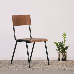 Sedia da pranzo in compensato industriale con struttura in metallo nero in stile retrò vintage