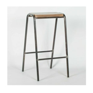 Op de afbeelding: Een zwarte metalen kruk met een houten zitting. De kruk heeft een eenvoudig, industrieel ontwerp.