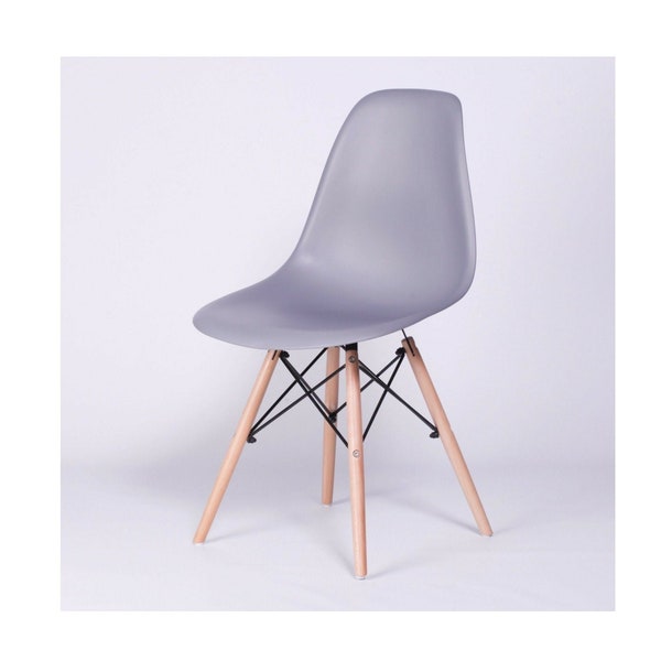 Chaise de salle à manger en plastique moulé gris scandinave rétro avec pieds en bois