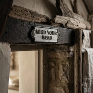 Vintage Victorian Style MIND YOUR HEAD Wandschild aus Gusseisen Schwarz & Weiß Plakette