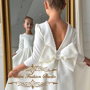 A-line flower girl dress Open back toddler girl dress long Flower girl dress satin First communion dress with bow Baby girl dress pearls