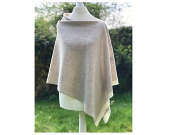 Handgemaakte pure merino lamswollen poncho, stijlvol, luxe, damescape, sjaal, trui, 100% lichtgewicht zachte wol, grijsbeige kleur, gemaakt in het Verenigd Koninkrijk