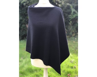 Poncho fait main en laine d'agneau mérinos pure, élégant, luxe, cape pour femme, châle, pull, 100 % laine douce et légère, couleur noir, fabriqué au Royaume-Uni