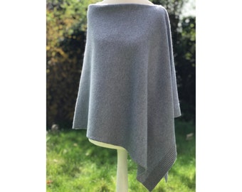Handgemaakte pure merino lamswollen poncho, stijlvol, luxe, damescape, sjaal, trui, 100% lichtgewicht zachte wol, kleur grijs, gemaakt in UK