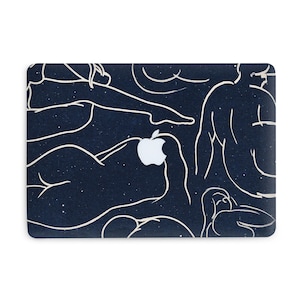 Könnte beinhalten: Eine dunkelblaue Laptop-Haut mit einer weißen Umrandung von mehreren Figuren. Die Figuren sind in verschiedenen Posen und scheinen zu tanzen oder sich zu bewegen. Das Apple-Logo ist in der Mitte der Haut sichtbar.