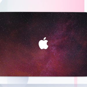 Op de afbeelding: Een laptop met een donkerrood en zwart galaxy-thema ontwerp. Het Apple-logo is wit en gecentreerd op de deksel.