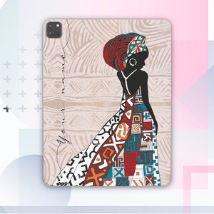 Peut inclure: Une coque de téléphone avec une illustration colorée d'une femme portant une robe à motifs et un turban. L'arrière-plan est un motif beige avec le texte "Your name" écrit verticalement.