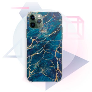 Puede incluir: Una funda transparente para teléfono con un diseño de mármol azul y dorado. La funda tiene un recorte para el objetivo de la cámara.