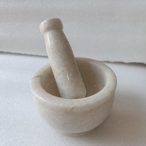 13 cm Handgefertigter Mörser und Stößel aus Weißem Marmor - Premium Steinmühle für die Küche & den Kräutergebrauch