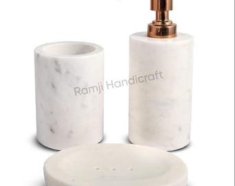 Juego de baño de mármol blanco: juego de 3 piezas de accesorios de baño hechos a mano con dispensador de jabón, portacepillos y jabonera de oro rosa.