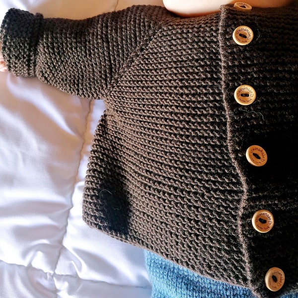 MILO cardigan. Handmade in certified extrafine merino wool, in garter stitch, with buttons. Sizes from 0 to 12 months. Baby list gift