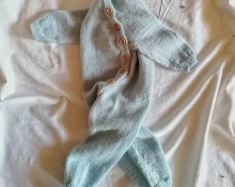 Jumpsuit with side buttoning. Handmade to order. Baby merino oeko-tex. Measures from 0 to 18 months. Nordic style made in Sicily
