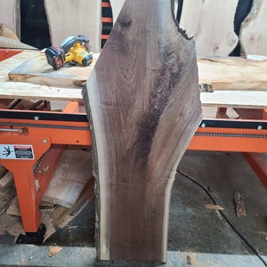 Deska z drewna orzechowego. 51" X 19" X 1 1/4 krawędzie żywe. Spłaszczona, strugana, suszona w piecu próżniowym.